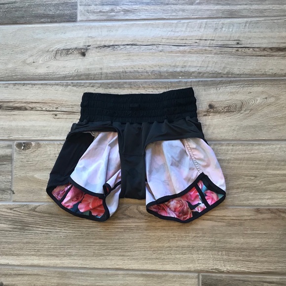 Lululemon Tracker Shorts - Secret Garden, Sz 4 - Picture 4 of 7